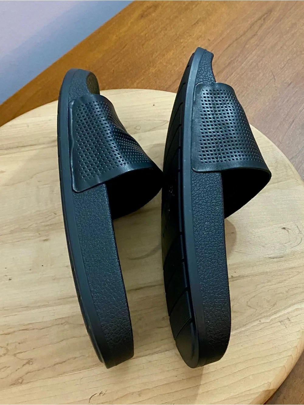 Vince Winston Perforated Leather Slide Sandals Mens Size 8.5 M Black Luxury